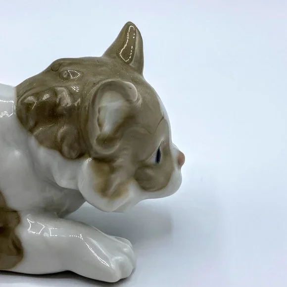 Retired LLADRO "Playful Cat #5019" figurine, 4.5" mint